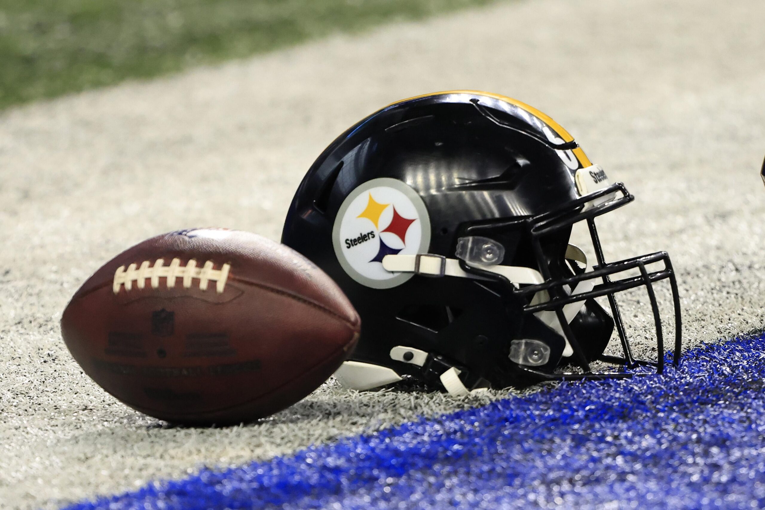 Steelers' Star Faces Season Ending Decision: Contract Or Football? - 1zmjgzf